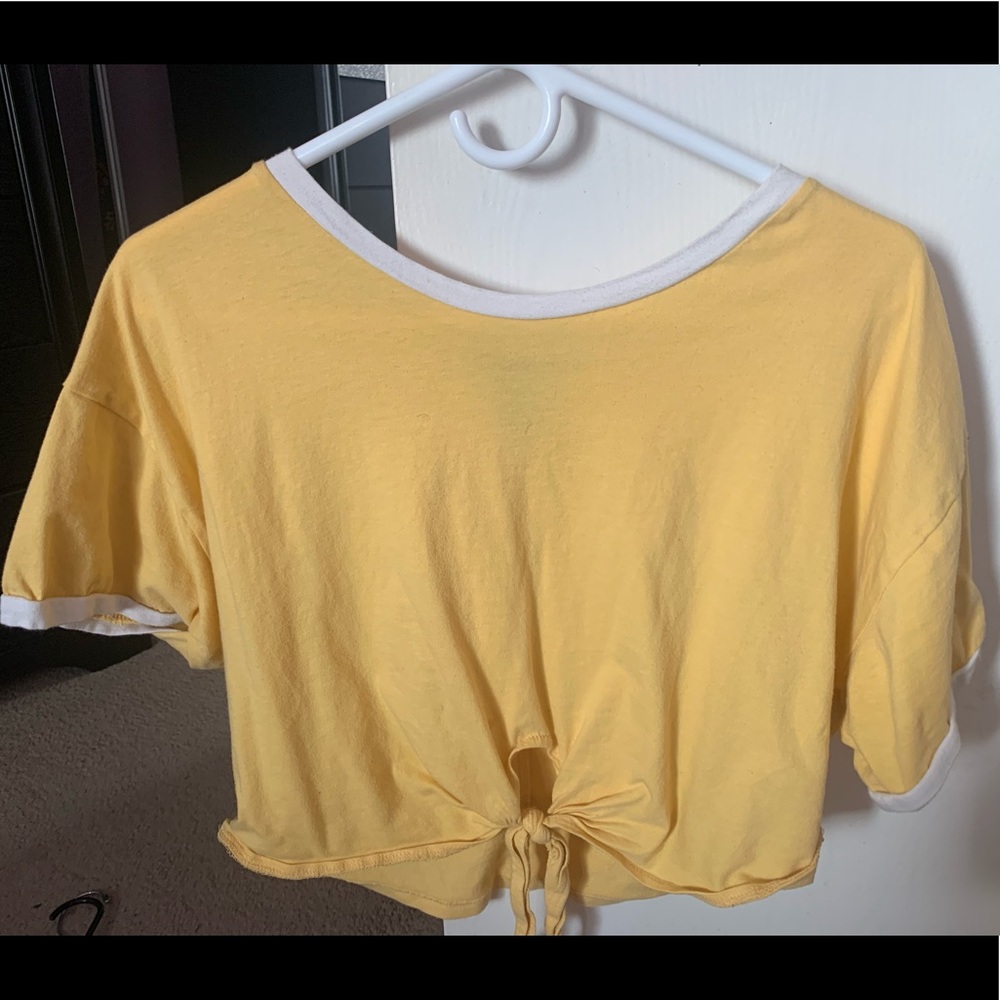 Yellow crop top with knot 🦋